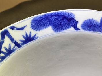 Een Chinese blauw-witte 'Drie vrienden van de winter' kom, Kangxi merk en periode